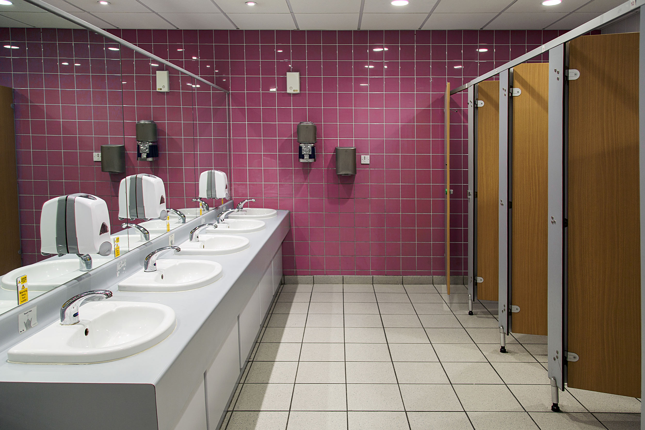 7 quejas de limpieza de baños de oficina más comunes - Grupo Parisien
